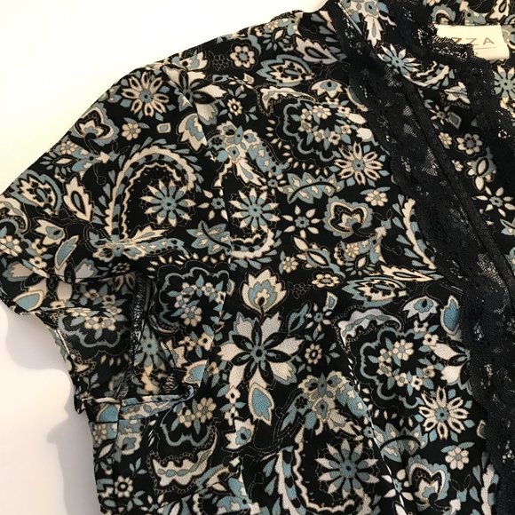 Blouse with lace detail - Picture 3 of 6